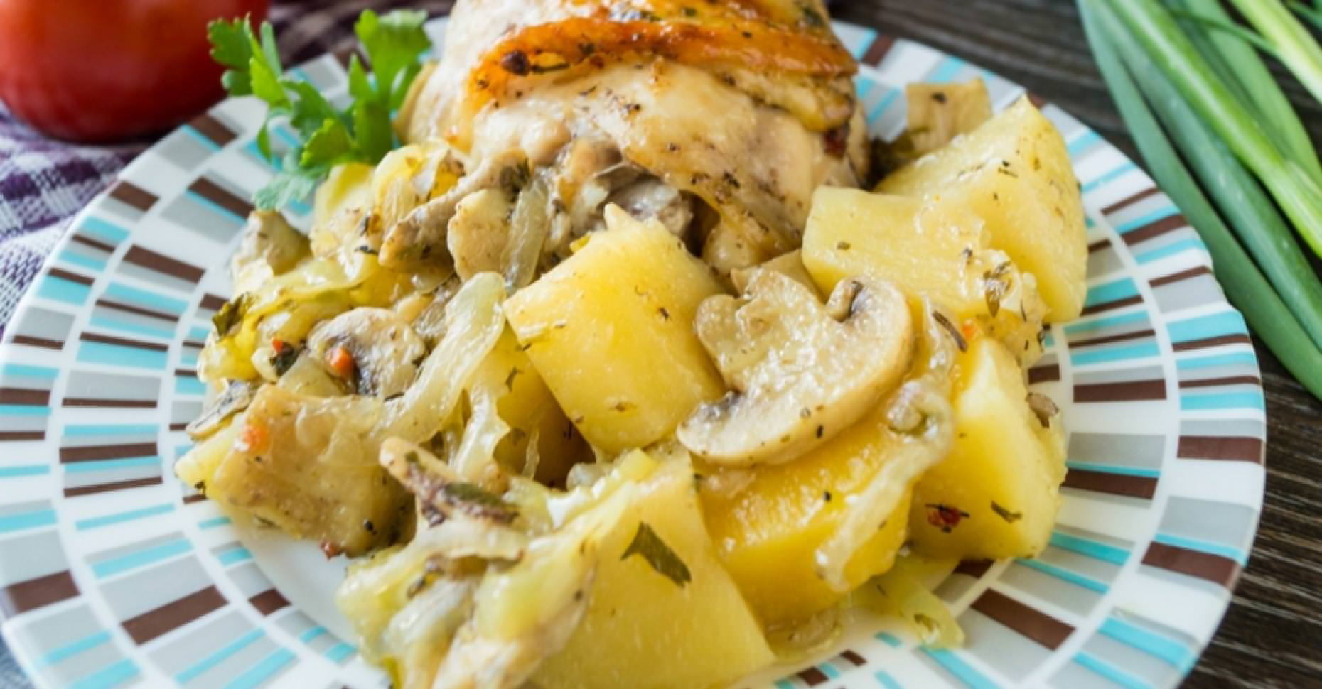 Запеченная картошка с мясом и грибами. Курица с картошкой. Курица с картошкой и грибами в духовке. Шампиньоны с картошкой и курицей. Курица с картошкой и шампиньонами в духовке.