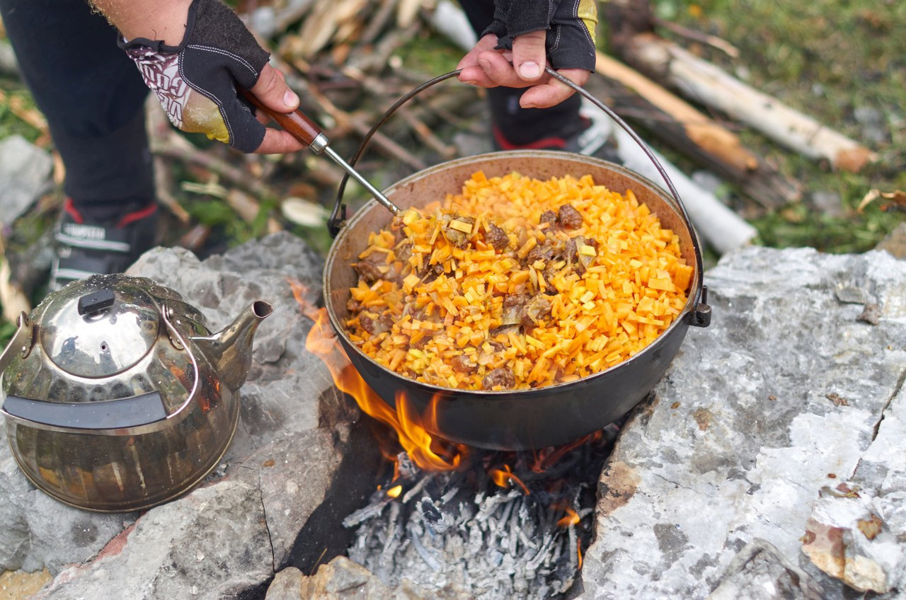 Плов в казане на огне