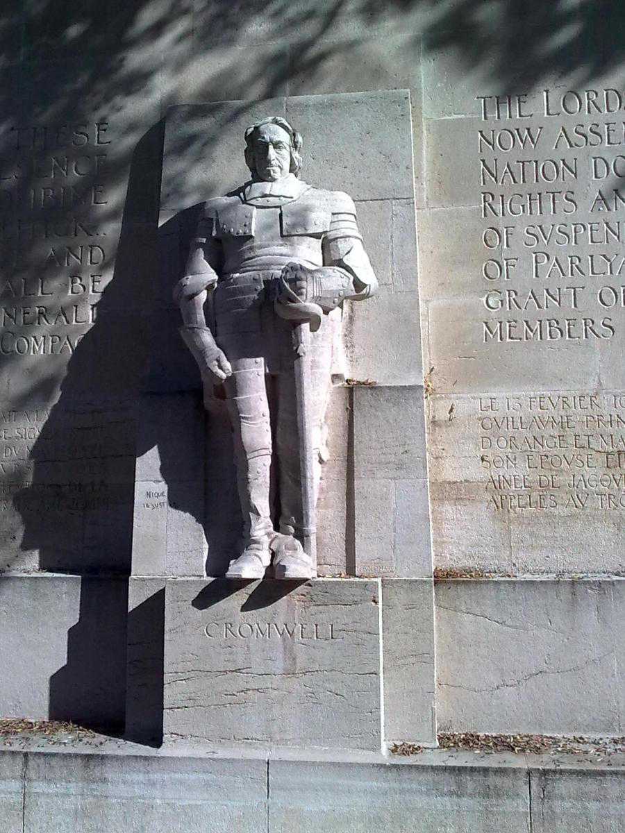 Памятник Кромвелю