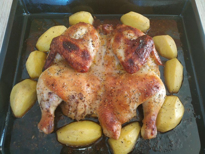 Как приготовить курицу на противне. Курица в духовке. Курица в духовке целиком с картошкой. Курица запечённая в духовке с картофелем. Запеченный картофель с курицей.