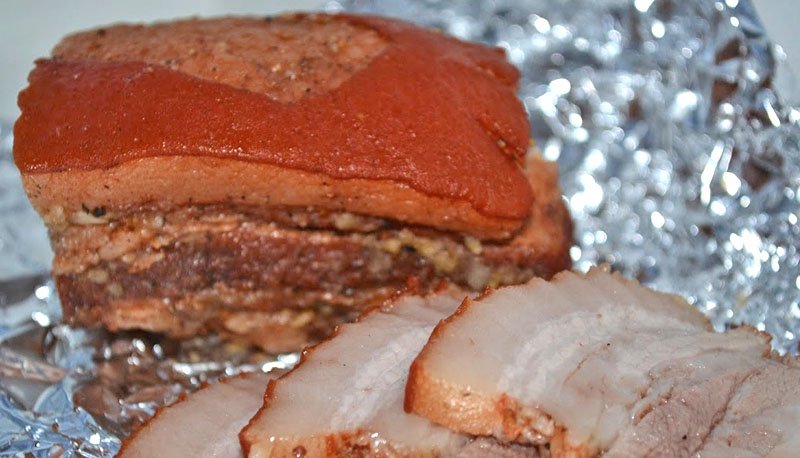 Рецепт свинины в луковой шелухе в кастрюле на плите грудинка домашних условиях вареная с фото