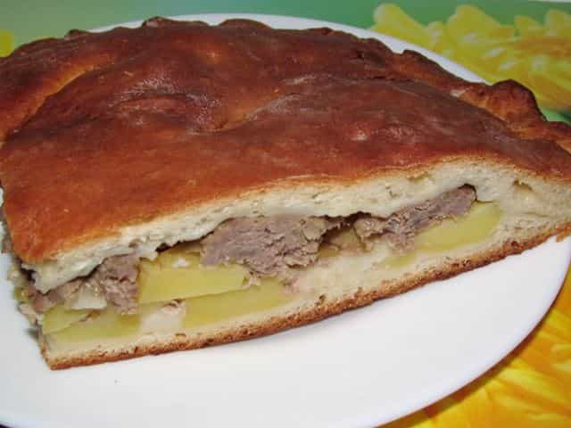 Пирог со свининой и луком и картошкой