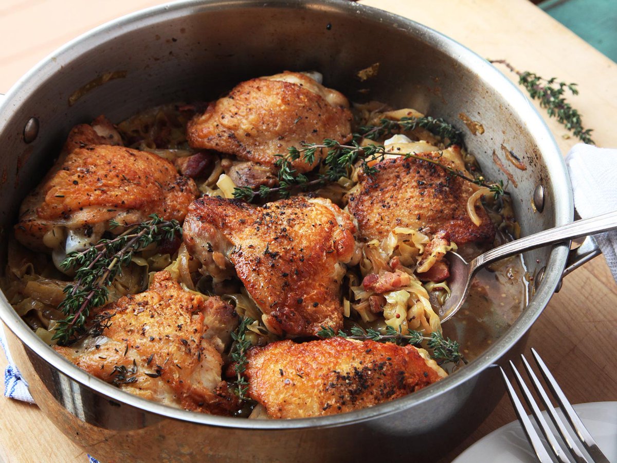 Рецепт жареной кур в. Блюда из курицы. Куриные бёдра на сковороде. Тушеные куриные бедра. Жареная Курочка на сковороде.