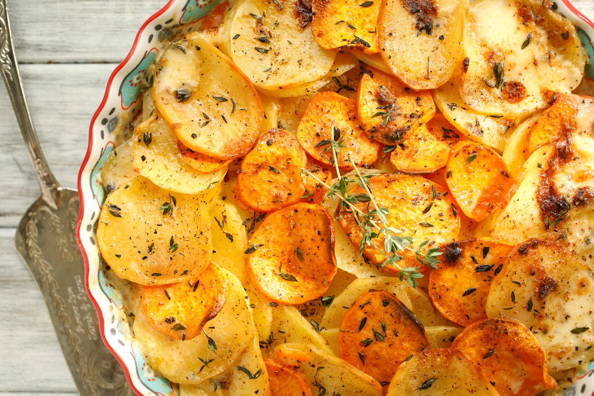Запечь картошку в духовке рецепты простые. Блюда с картошкой. Разнообразные блюда из картофеля. Кулинарные блюда из картофеля. Картофель приготовленный.