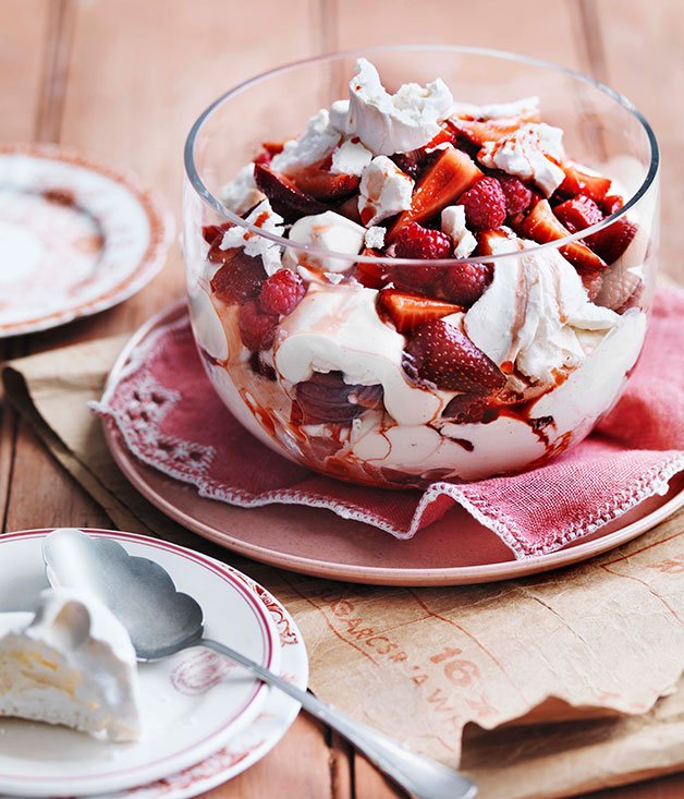 Вкусные рецепты десертов. Итон Месс. Eton mess десерт. Торт Итон Месс. Итон Месс десерт рецепт.