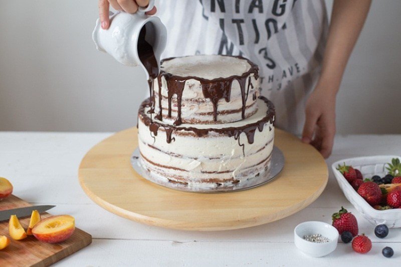 Печь торт в домашних условиях. Тортики двухъярусные. Красивые двухъярусные торты. Украшение двухъярусного торта. Украсить двухъярусный торт.