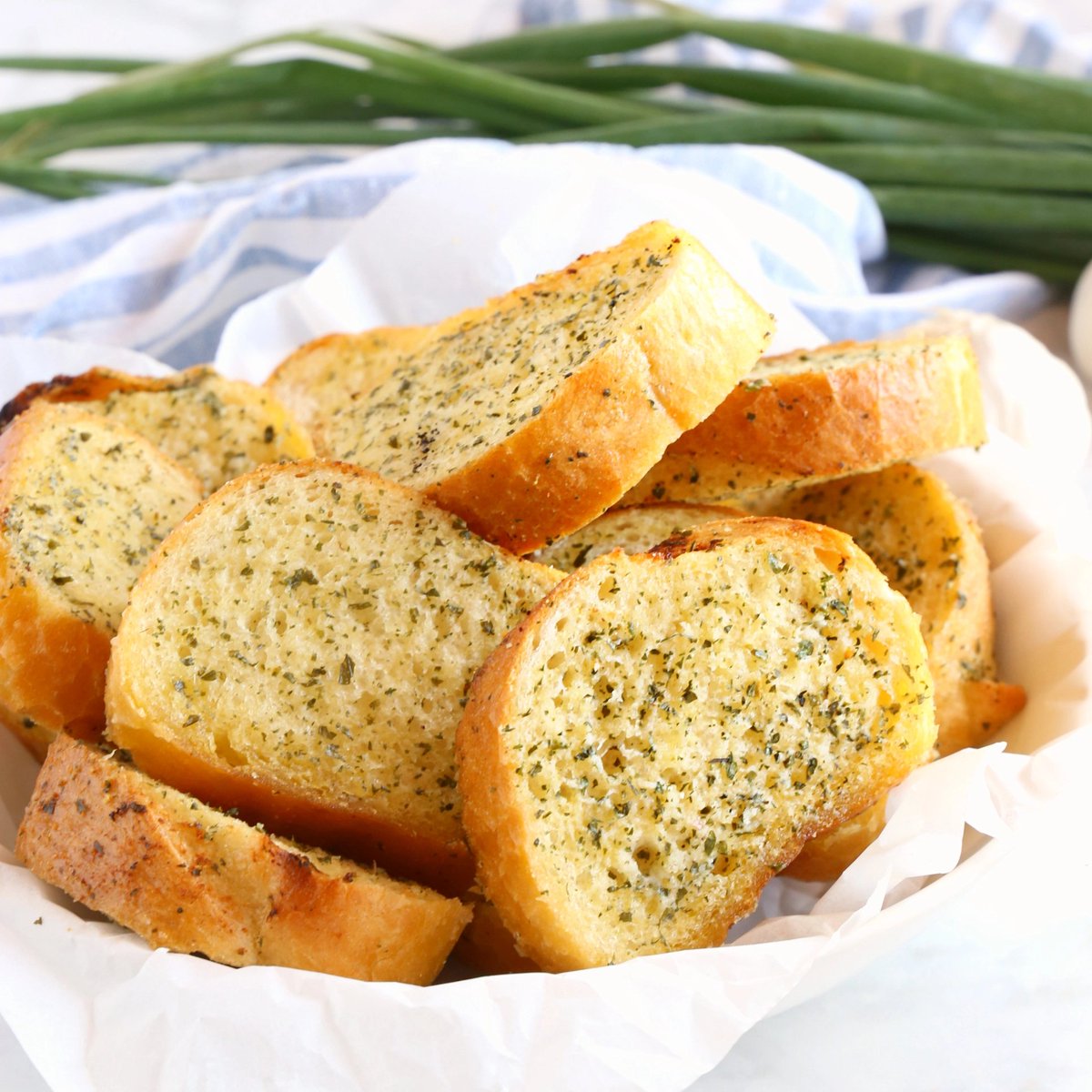 Хлеб с майонезом рецепт. Хлеб Гарлик. Чесночный хлеб. Хлебцы чесночные. Хлеб с чесноком и зеленью.