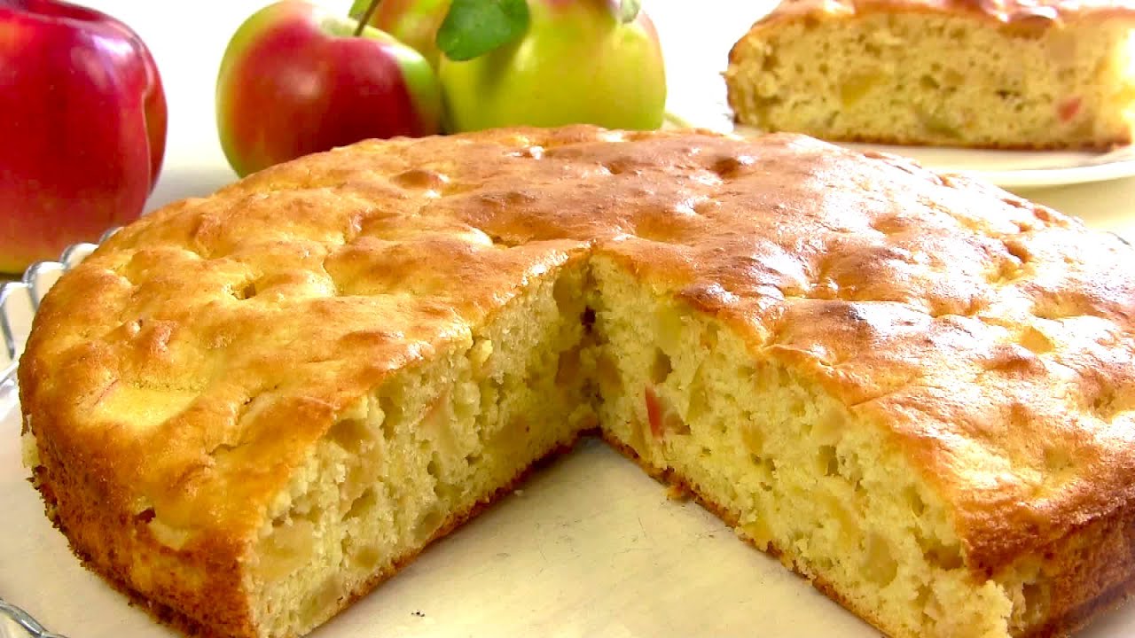 Вкуснейший яблочный пирог простейший рецепт. Шарлотка с яблоками. Яблочный пирог в духовке. Пирог с яблоками в духовке пошаговый. Пироги шарлотка с яблоками.