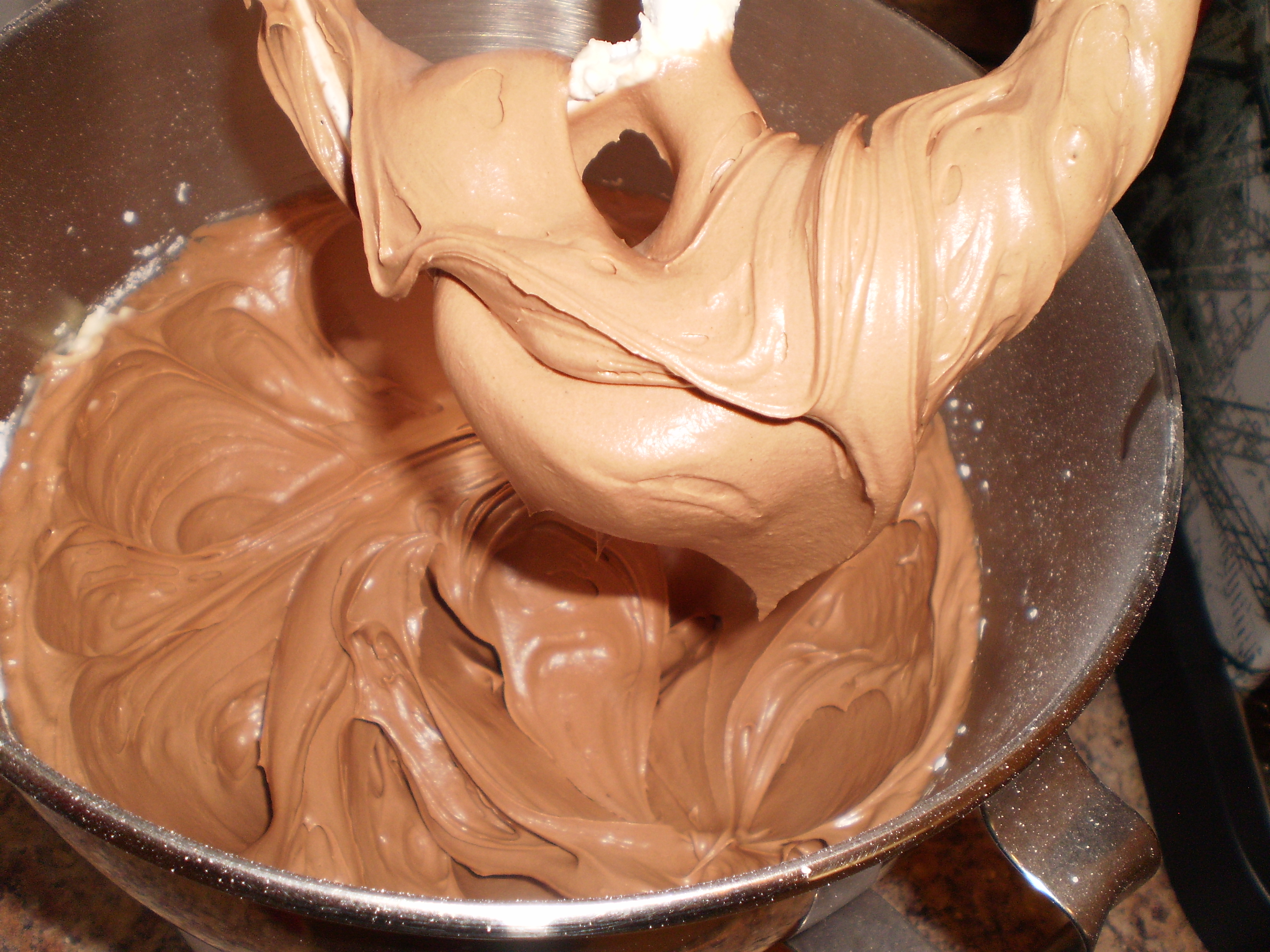 Крем молоко какао масло. Крем сливочный шоколадный. Шоколадный масляный крем. Сливочношоколаднвйкрем. Торт с кремом с масла шоколадного.