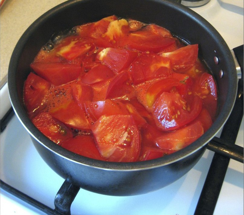 Сок из помидор рецепт домашнего приготовления. Томатный сок домашний. Томатный сок в домашних. Приготовление томатного сока. Томатный сок на зиму.