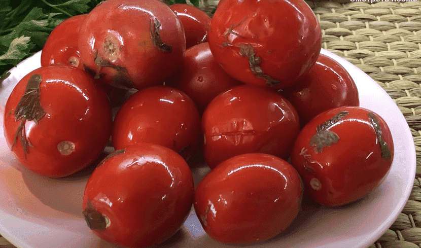 Рецепт быстрых помидор с чесноком. Томаты малосольные. Помидоры малосольные быстрого. Солёные помидоры быстрого приготовления. Помидоры с чесноком в рассоле.