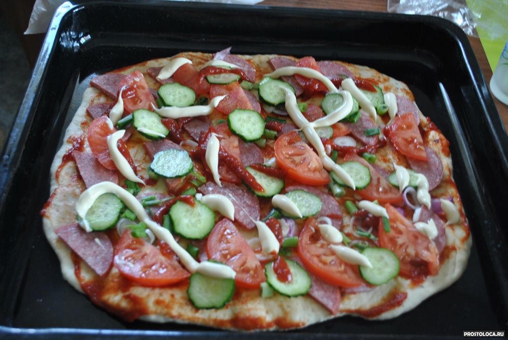 Домашняя пицца в духовке с огурцами. Пицца домашняя. Пицца домашняя с колбасой. Начинка для пиццы с колбасой. Пицца с огурцами.