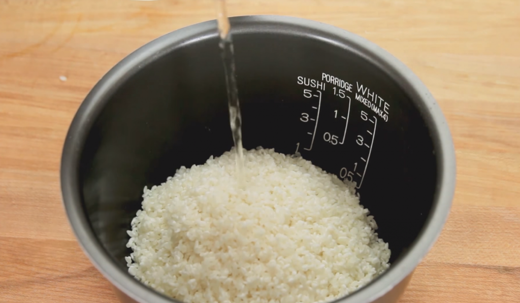 Кастрюля для варки риса для суши. Рисовая вода для цветов. Рис вареный в контейнере. Рисовая вода из бурового риса. Как готовить рис в кастрюле на воде