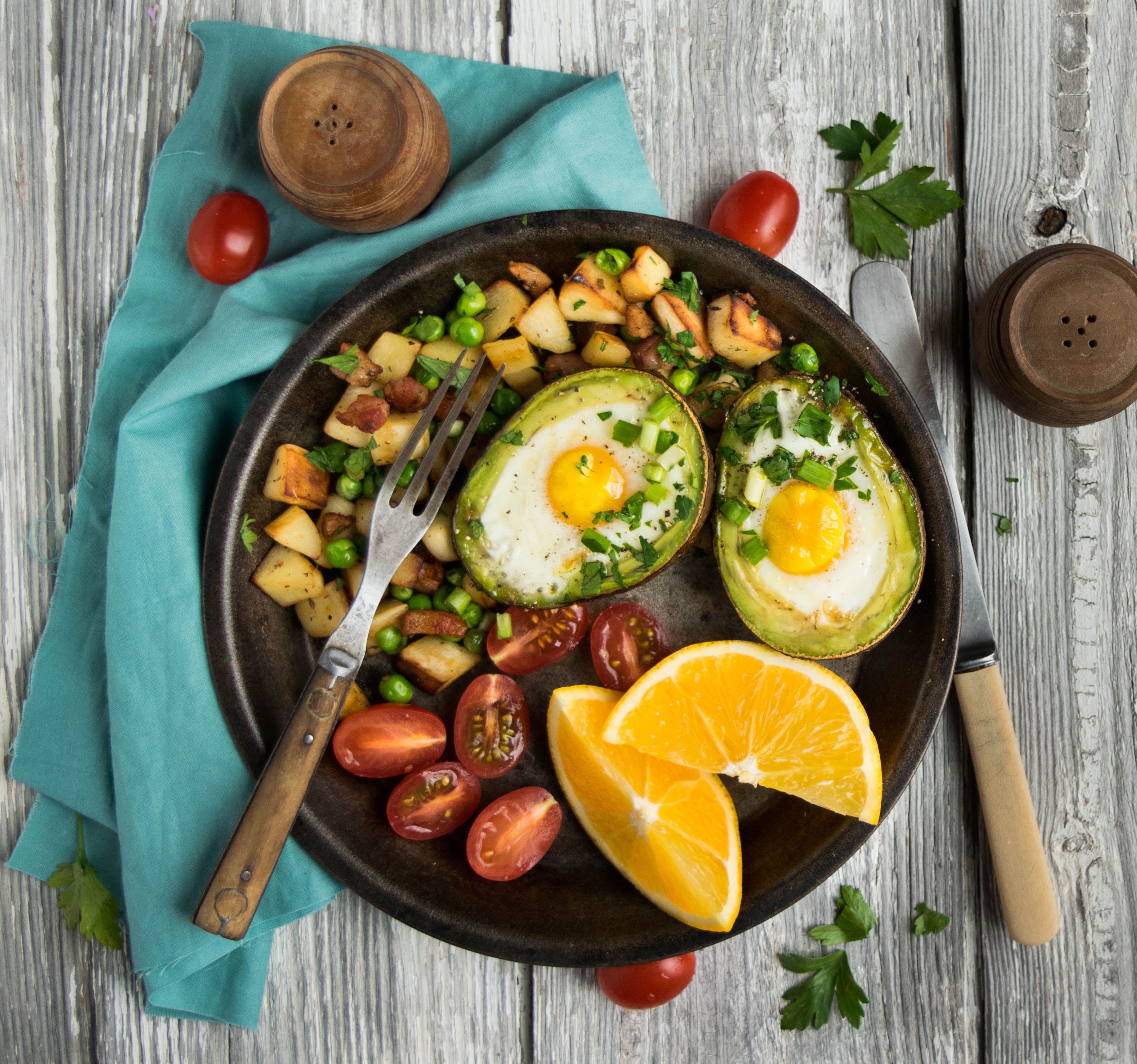 Блюдо яйцо овощи крупа. Яичница с авокадо на завтрак. ПП завтрак с авокадо и яйцом. Глазунья с авокадо. Красивые блюда.