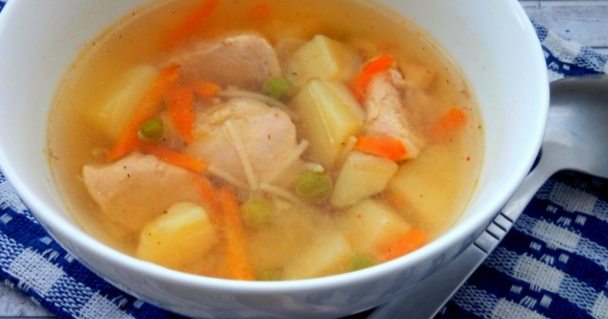 Суп с курицей и морковью. Суп куриный вермишелевый. Куриный суп с картошкой и морковью. Лук и морковь в бульоне. Суп куриный с картофелем и морковью.