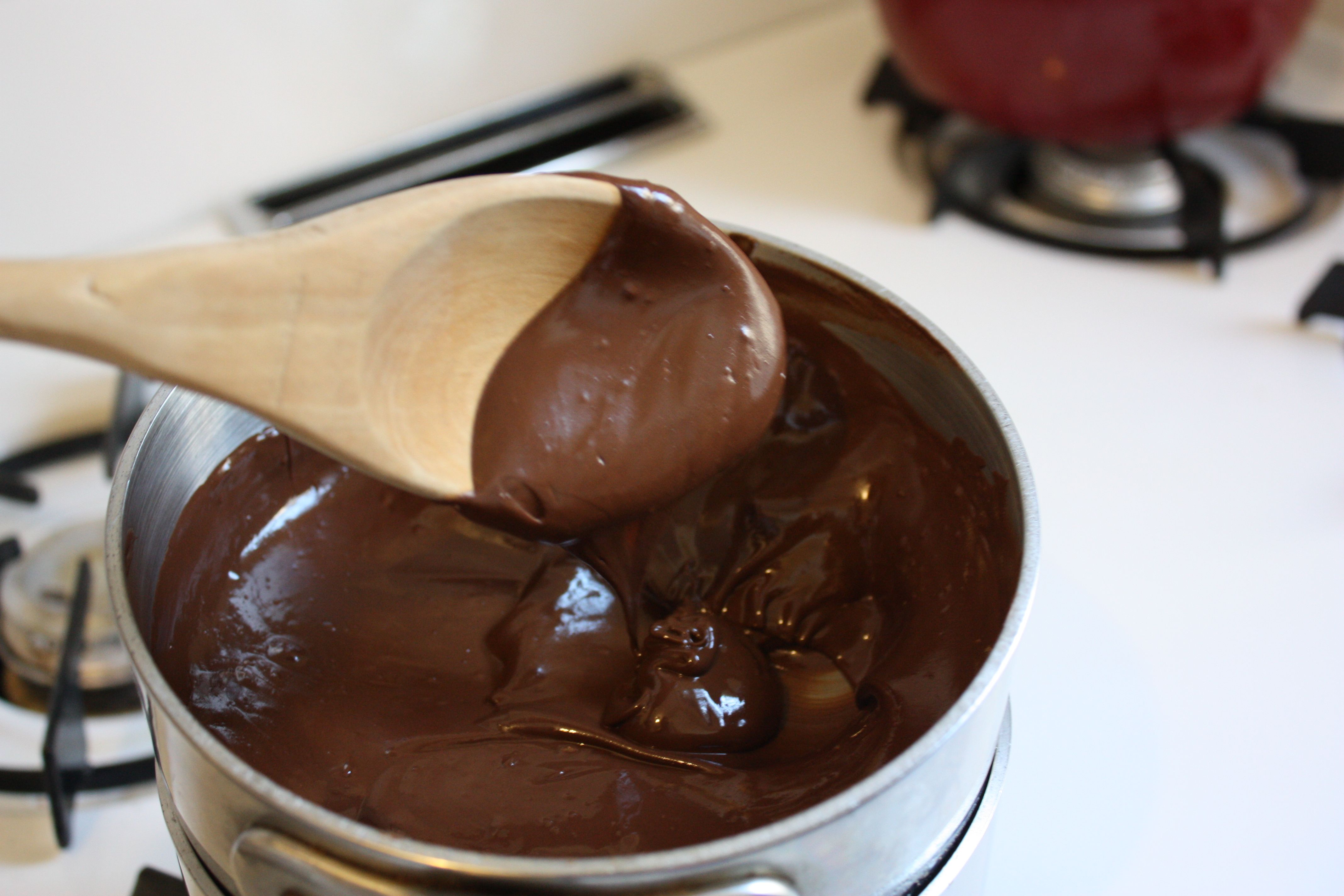 Шоколад рецепт без масла. Растопленный шоколад. Шоколад для приготовления глазури. Шоколад для растапливания. Шоколад и растопленным шоколад.
