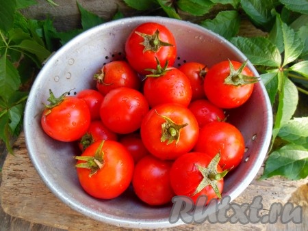 Для этого рецепта подойдут помидоры мелкие, либо среднего размера.
