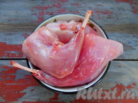 Мясо кролика нарежьте на порционные кусочки.