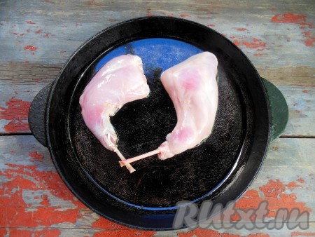 Обжарьте кусочки кролика на сковороде, хорошо разогретой с растительным маслом, до красивого румяного цвета. Если всё мясо сразу не поместится в один слой на сковороде, тогда обжаривайте его в несколько партий.