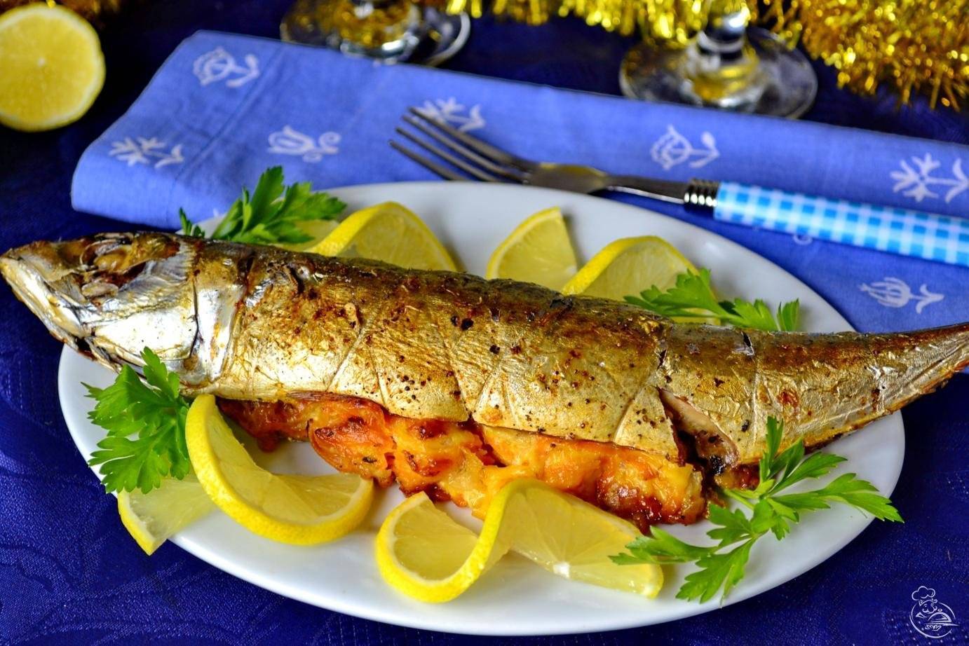 Блюда из рыбы в столовой. Рыба фаршированная скумбрия. Скумбрия фаршированная лимоном. Рыба фаршированная (Судак, щука). Рыба скумбрия запеченная.