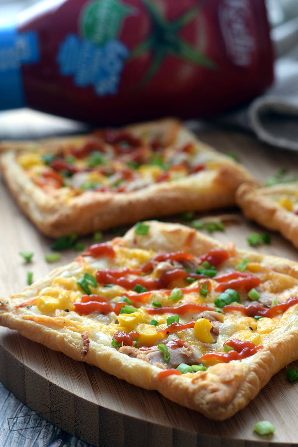 как сделать пиццу в домашних условиях из слоеного теста дрожжевого фото 10