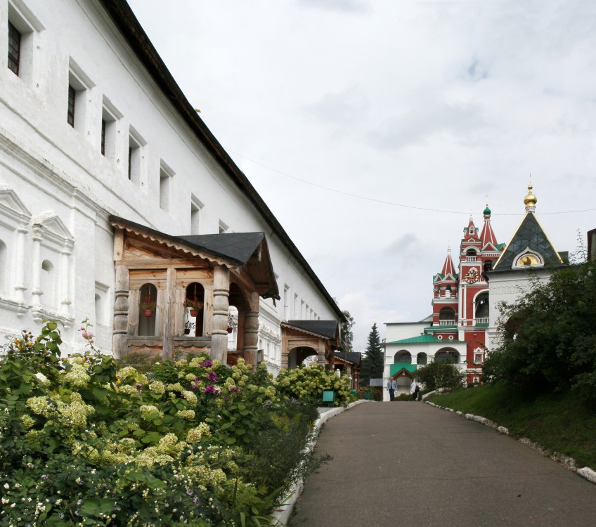 Звенигород одинцовский городской округ. Звенигород центр города. Саввино-Сторожевский монастырь Звенигород координаты. Звенигород Главная улица. Звенигород Центральная улица.