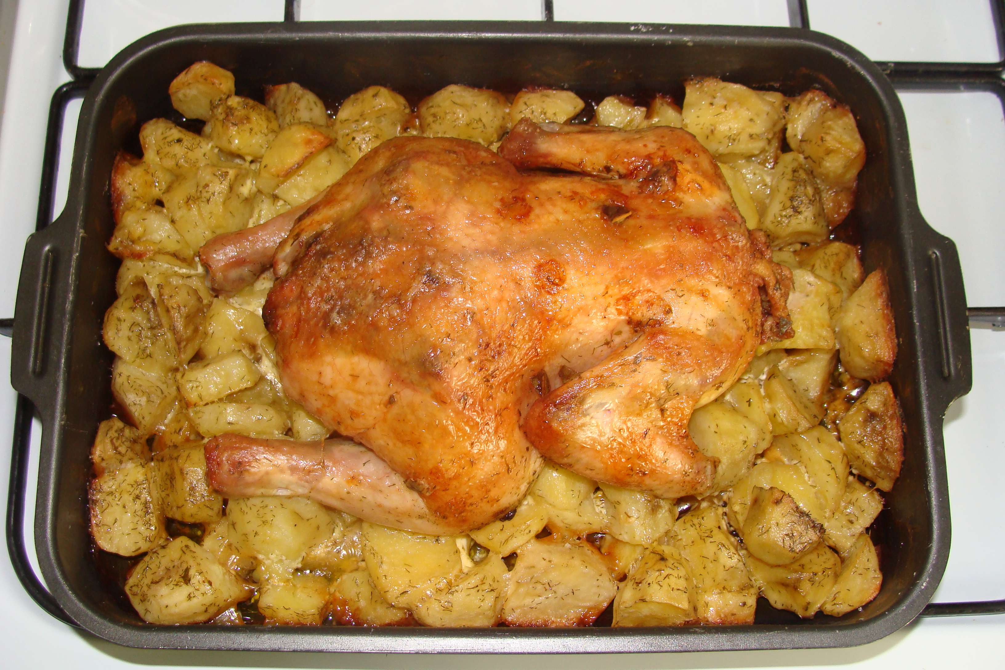 Как приготовить курицу на противне. Запеченная курица с картошкой в духовке. Картошка сурицей в духовке. Картофель с курицей в духовке. Жареная курица с картошкой в духовке.