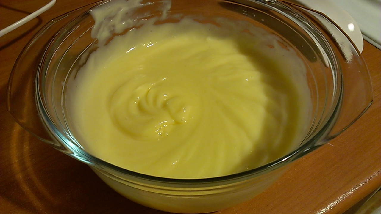 Заварной крем быстро и легко. Заварной крем с маслом. Крем из желтков для торта. Заварной крем из молока. Крем из молока и яиц.