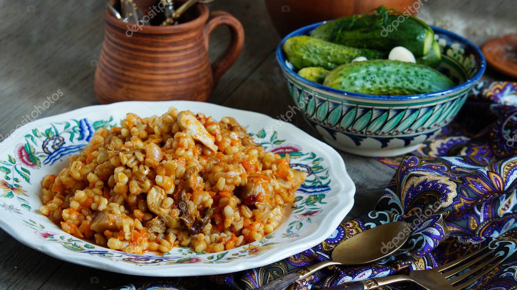 Перловка с курицей рецепт. Перловая каша с луком и морковью. Плов с перловкой. Плов из перловки. Плов из перловой крупы с мясом.