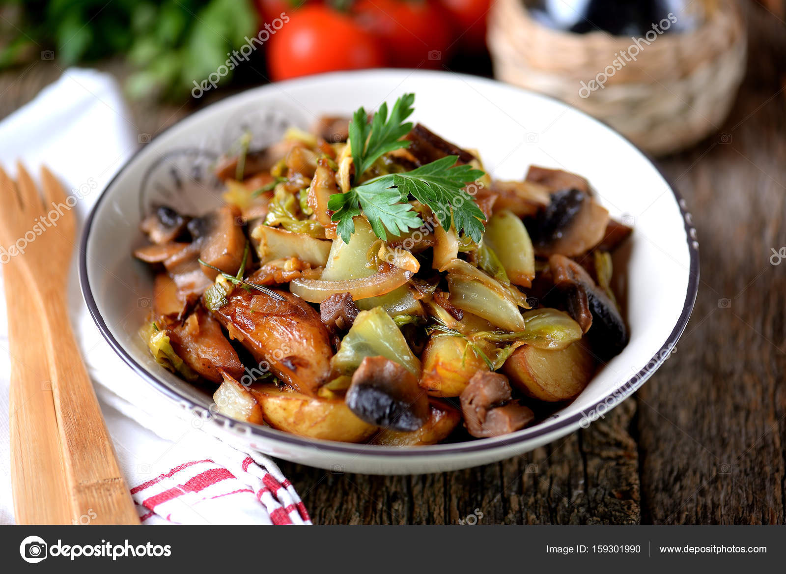 Картошка тушёная с грибами и луком