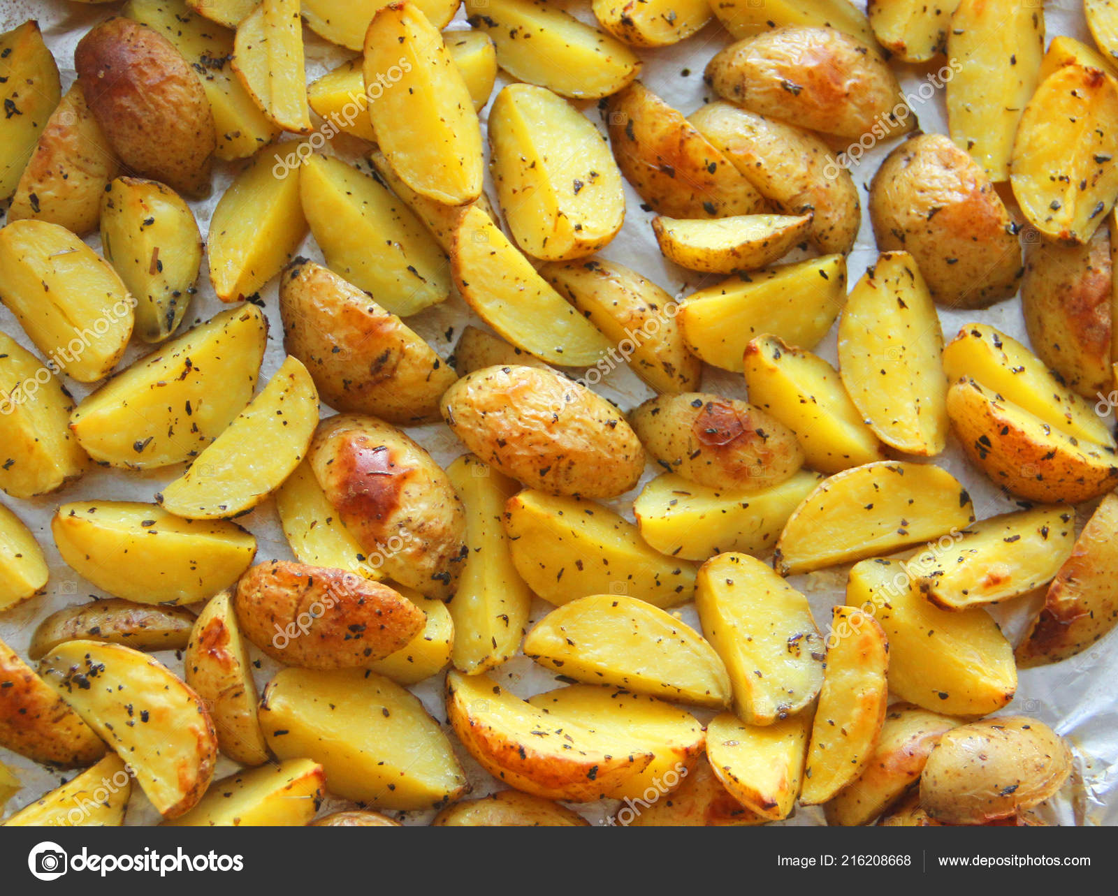 Рецепты целой картошки в духовке. Картошка в духовке. Картошка в духовке запеченная. Печёная картошка в духовке. Кошка запеченная в духовке.