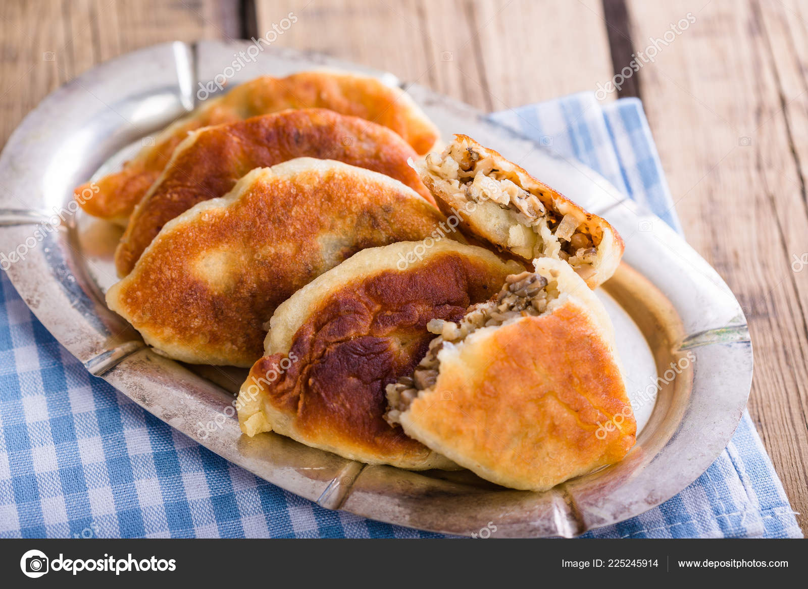 Жареные пироги. Пирожки с мясом. Пирожки с мясом жареные. Пирожки жареные на сковороде. Пирожки с мясом жареные на сковороде.