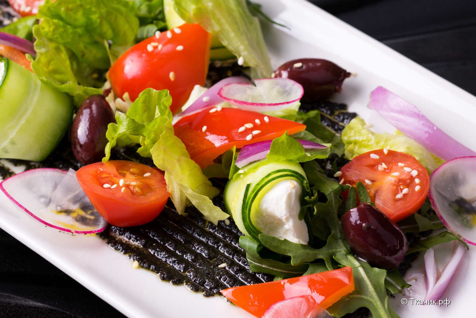 Блюдо из овощей салаты. Салат греческий красивая подача. Салаты в ресторанах. Овощной салат в ресторане. Салат из овощей ресторанная подача.