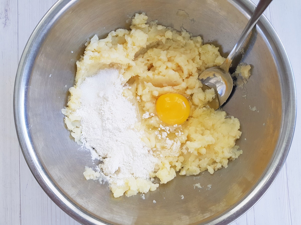 С чем можно сделать пюре. Картошка яйцо мука. Пюре с яйцом. Пюре картофельное мука яйцо. Тесто из картофельного пюре.