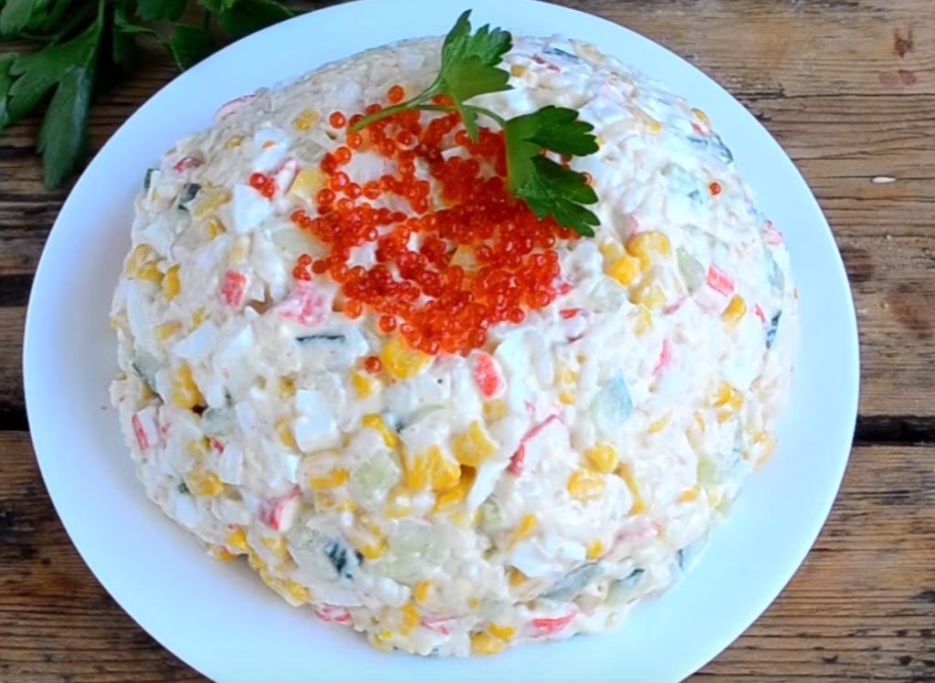 Крабовый салат с курицей и кукурузой и грибами