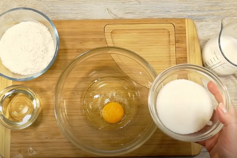 Сахар мука масло без яиц. Компресс желток и сахар. Печения из муки и молока и яиц. Что можно приготовить из яиц муки и масла. Яйца с мукой на сковородке.