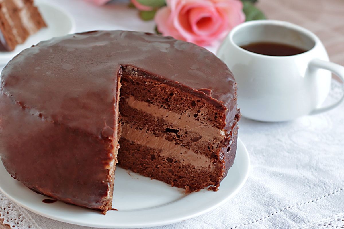 Простой рецепт шоколадного торта с фото. Торт Прага с кремом чиз. Торт шоколадный «Прага». Домашний шоколадный торт. Простой торт с какао.