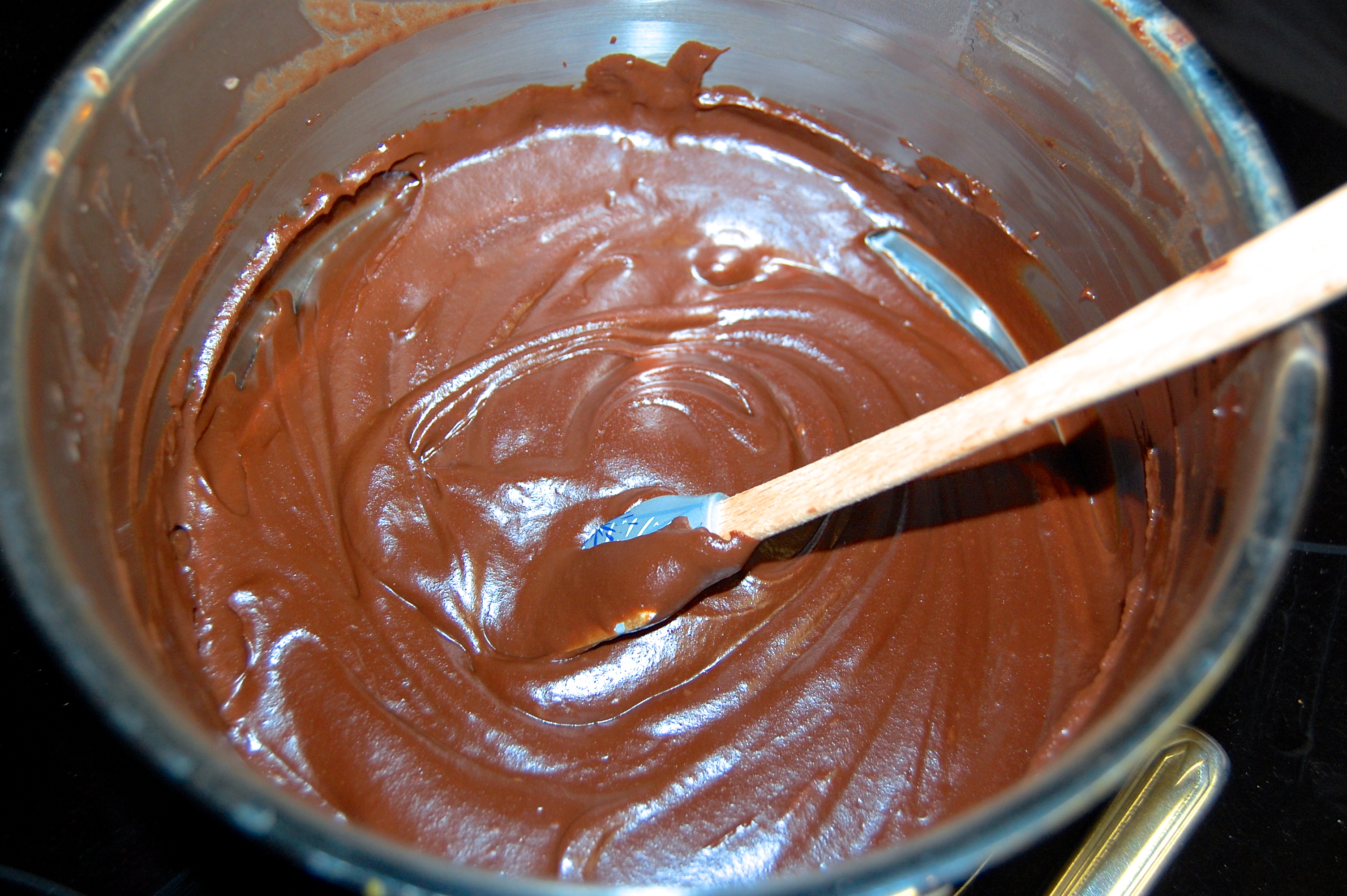 Рецепт масло сгущенное. Глазурь из какао. Шоколадный крем из какао. Шоколадный масляный крем. Торт шоколадный с кремом из сгущенки.
