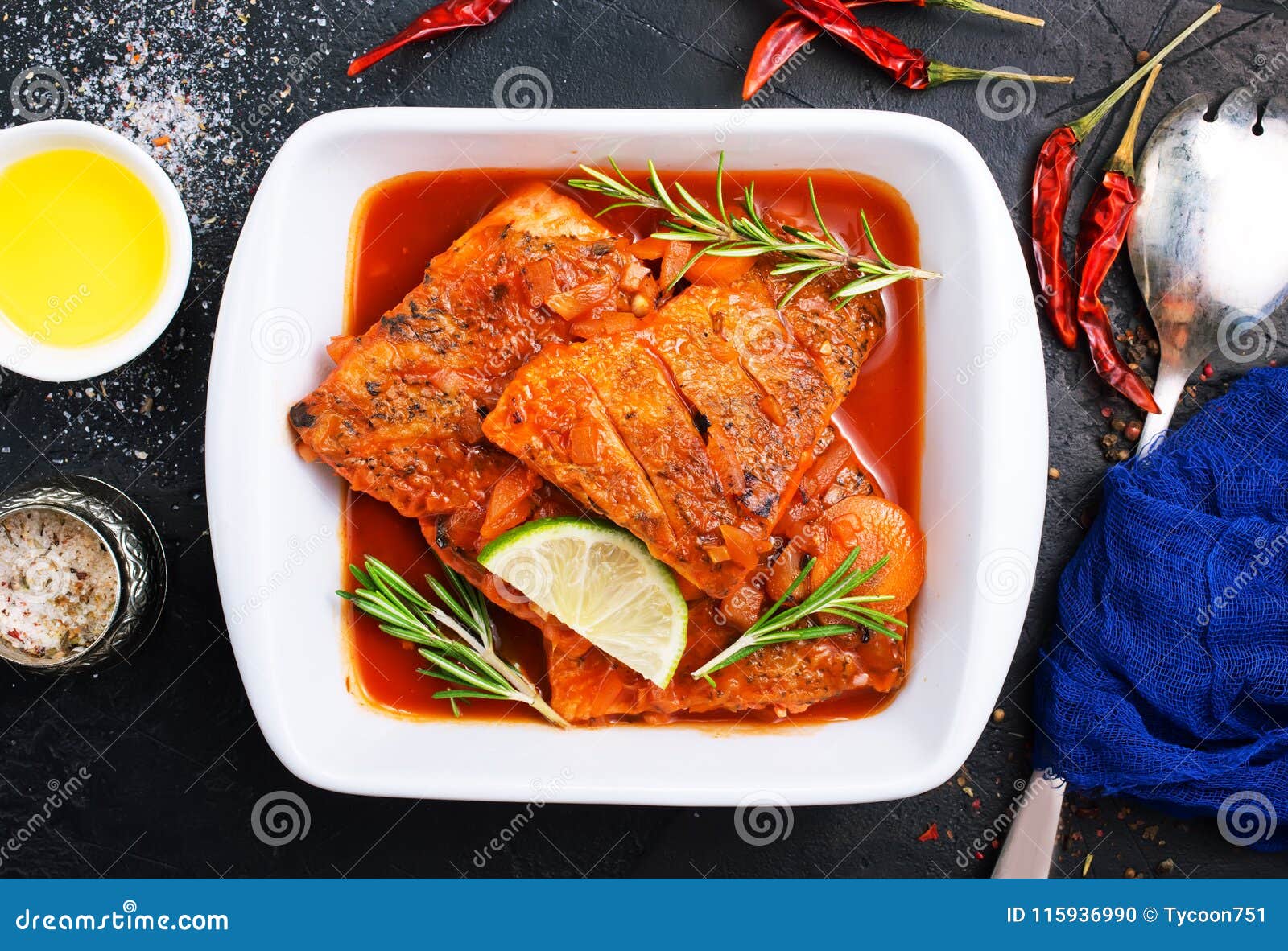 Белая рыба в томатном соусе