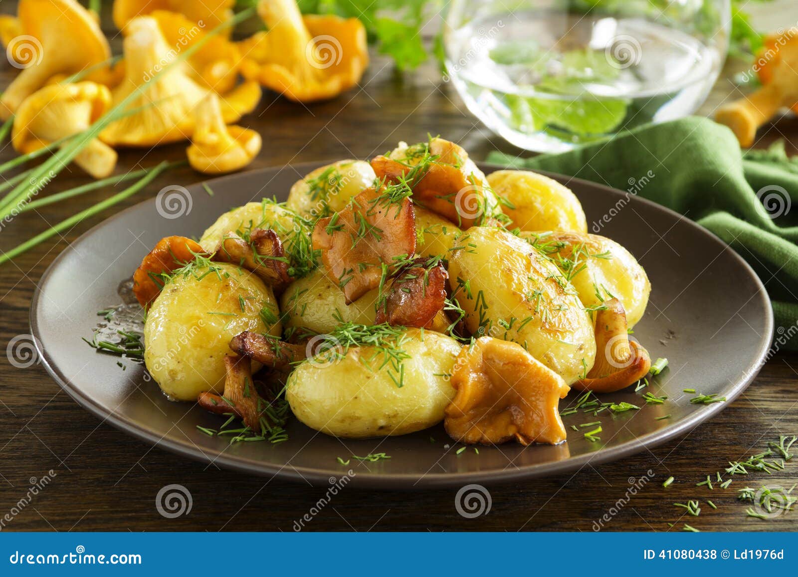 Картофель жареный с лисичками
