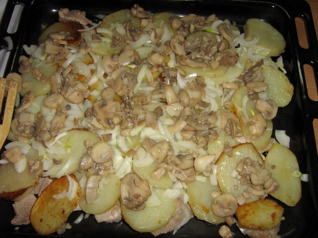 Картошка с мясом в духовке в стеклянной посуде рецепт с фото пошагово в