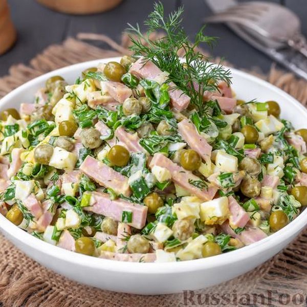 Салат с плавленным сыром и яйцом и зеленым горошком