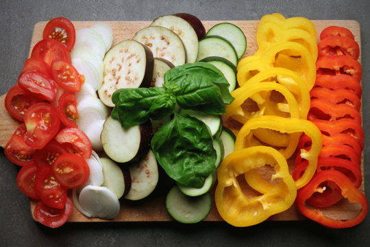 Овощи для рататуя нарезаются кусочками крупного размера или кружочками, при этом следует брать только свежие овощи, а не заморозку