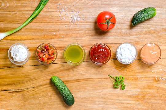 Самые простые варианты соусов, которые не нужно готовить — майонез и кетчуп, но, если вы хотите приготовить по-настоящему вкусную шаурму, используйте только соусы собственного приготовления