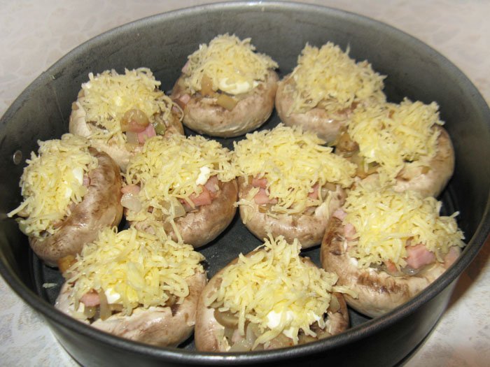 Фаршированные шампиньоны с курицей в духовке с сыром рецепт с фото пошагово в