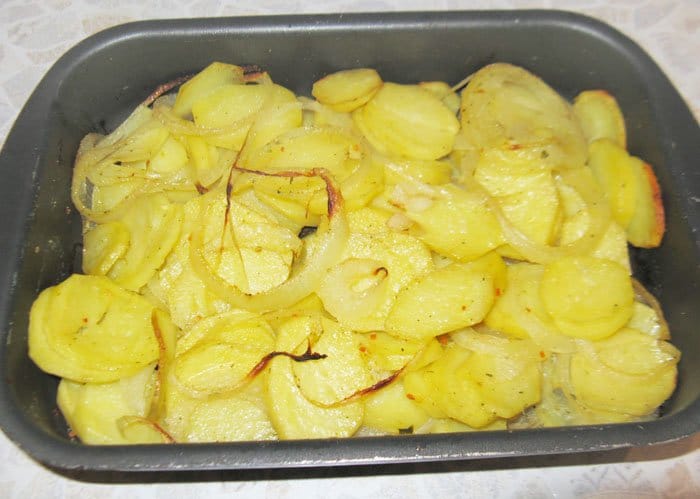 Сколько по времени запекается картошка в духовке. Картошка кружочками в духовке. Картошка тонкими кружочками в духовке. Картошка полукольцами. Картошка в духовке цельная.