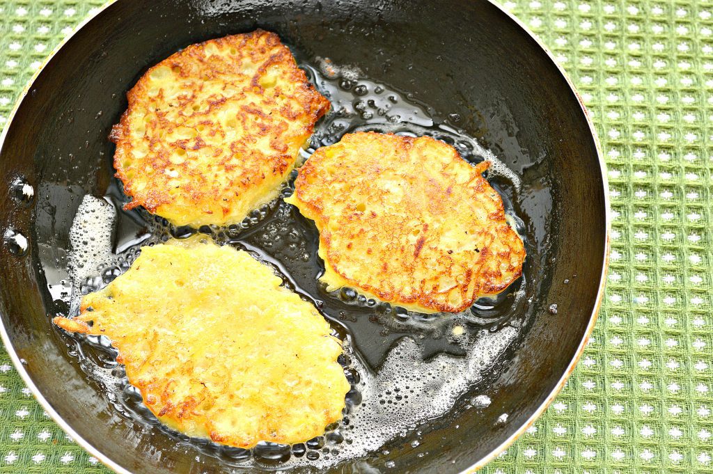 Драники с мукой. Драники на сковороде. Картофельные драники на сковороде. Драники на кефире с сыром. Драники яйцо мука.