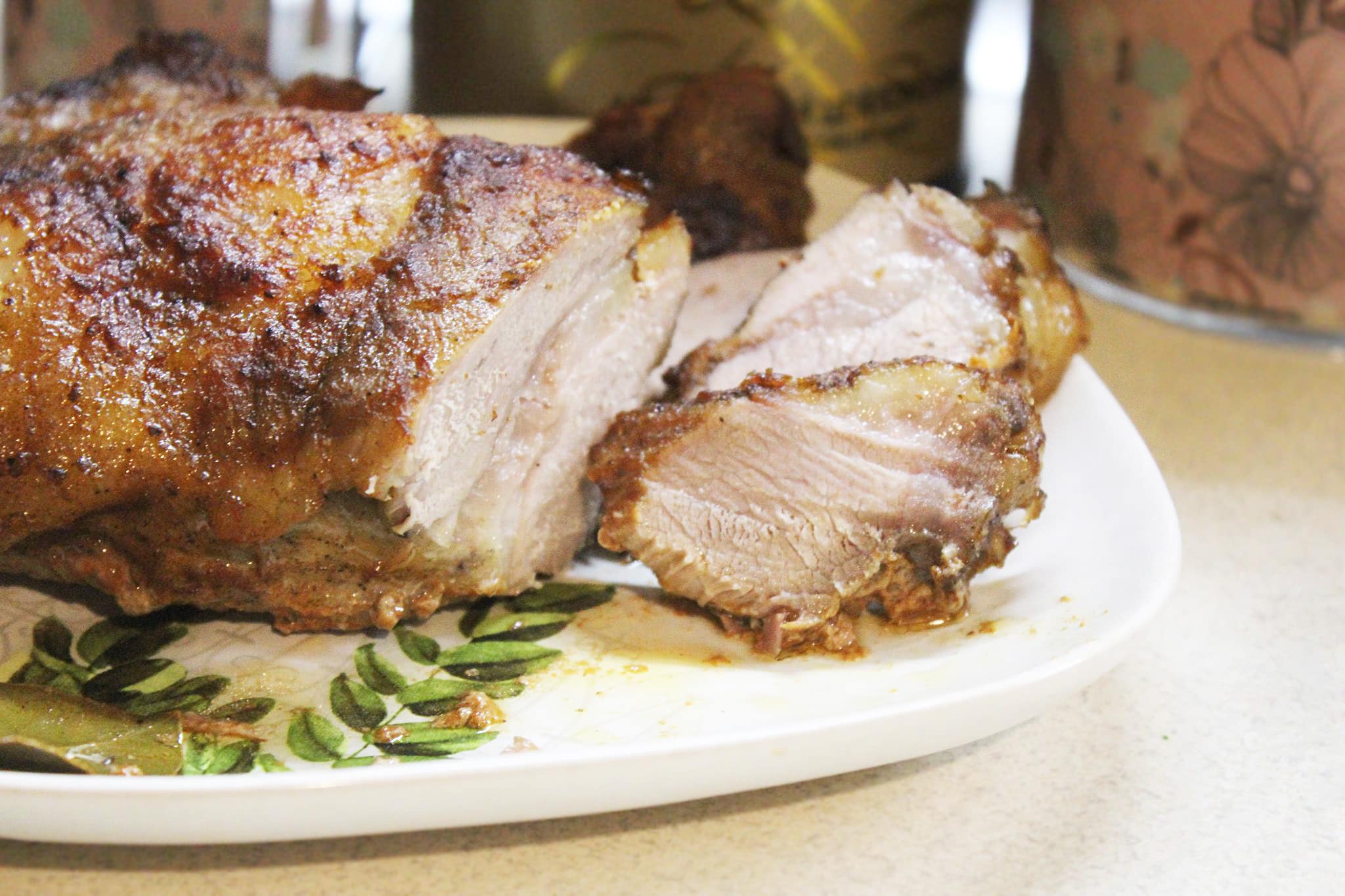 Блюда из мясо свинины простые. Свинина в духовке. Запеченное мясо в духовке. Свинина духовая в духовке. Мясо в духовке из свинины.