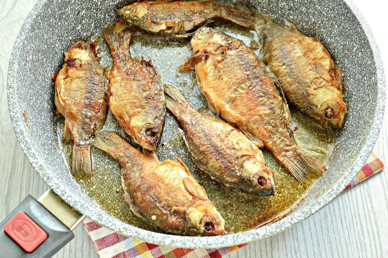 Сколько жарить рыбу. Жареный карась. Караси на сковородке. Карась на сковороде. Карасики жареные на сковороде.