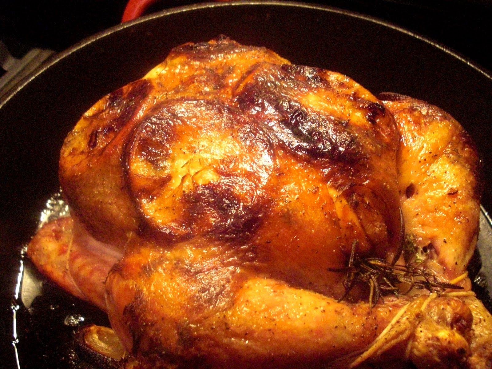 Рецепты куры духовке медом. Курица с апельсинами в духовке. Курица запеченная с апельсинами в духовке. Курица с апельсинами в духовке целиком. Курица с апельсинами и медом в духовке.